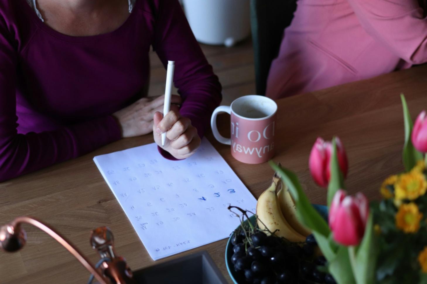 Ambiente profesional colaborativo en oficina moderna