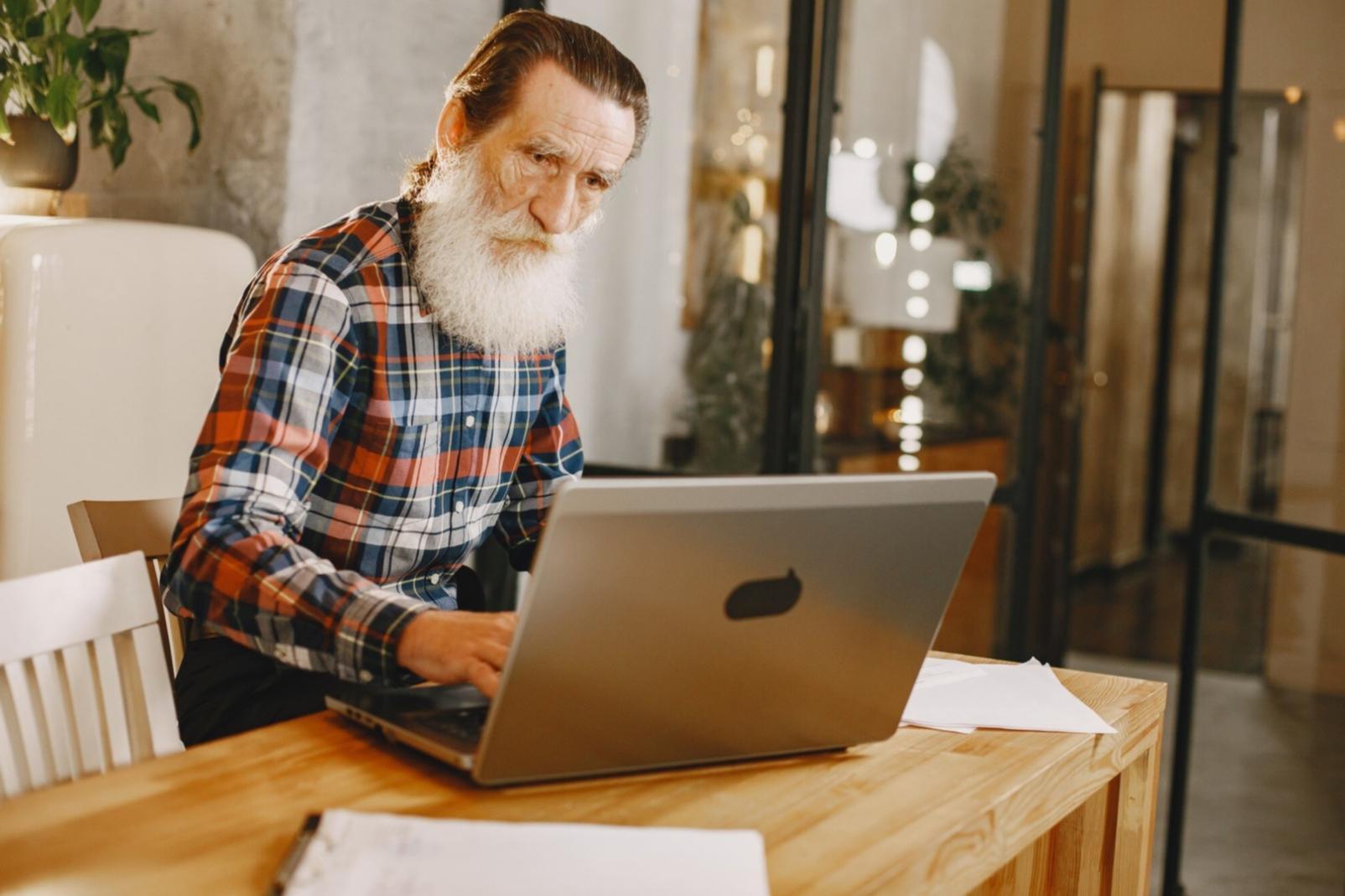 Equipo profesional trabajando en análisis financiero