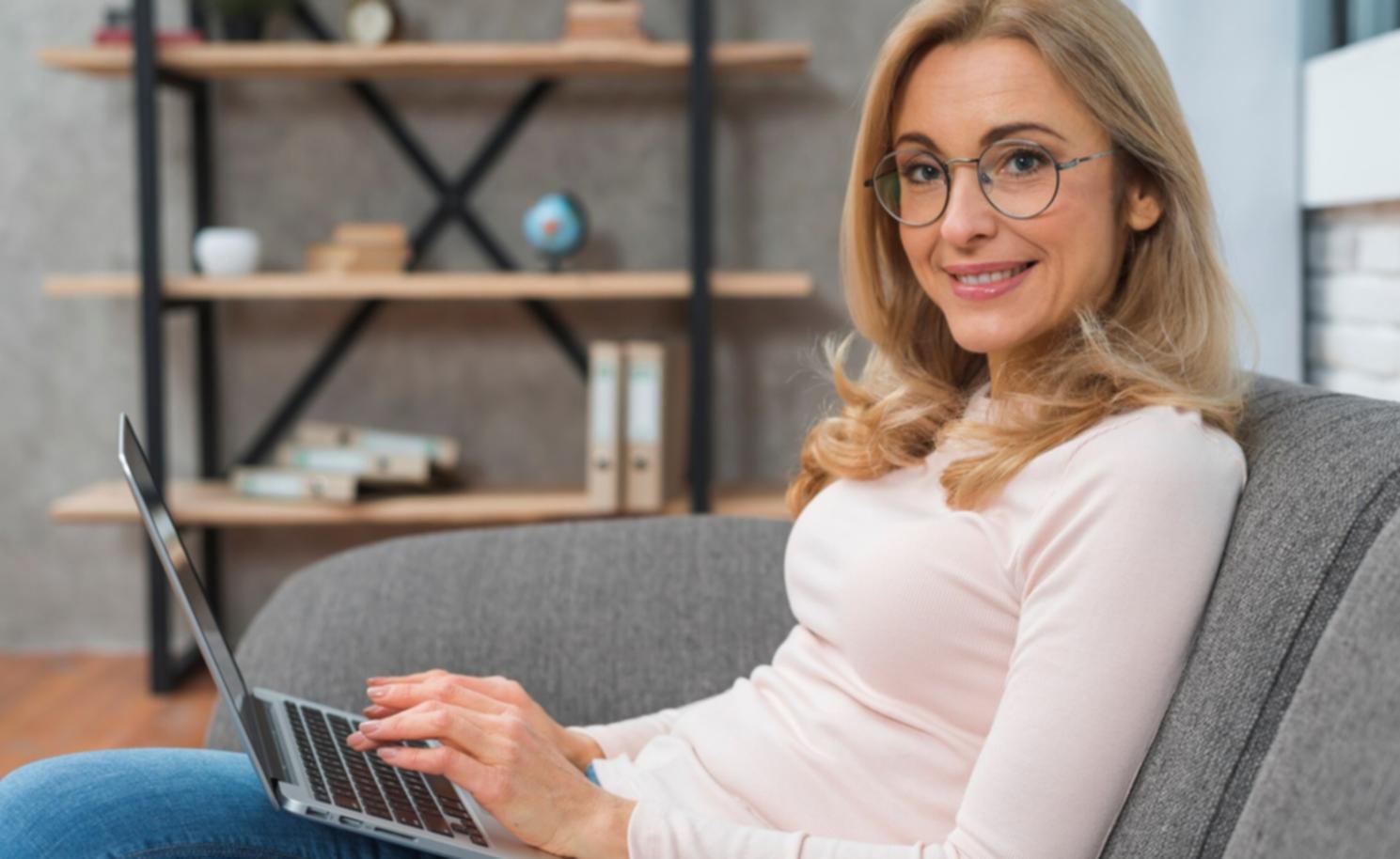 Profesionales trabajando en estrategias financieras