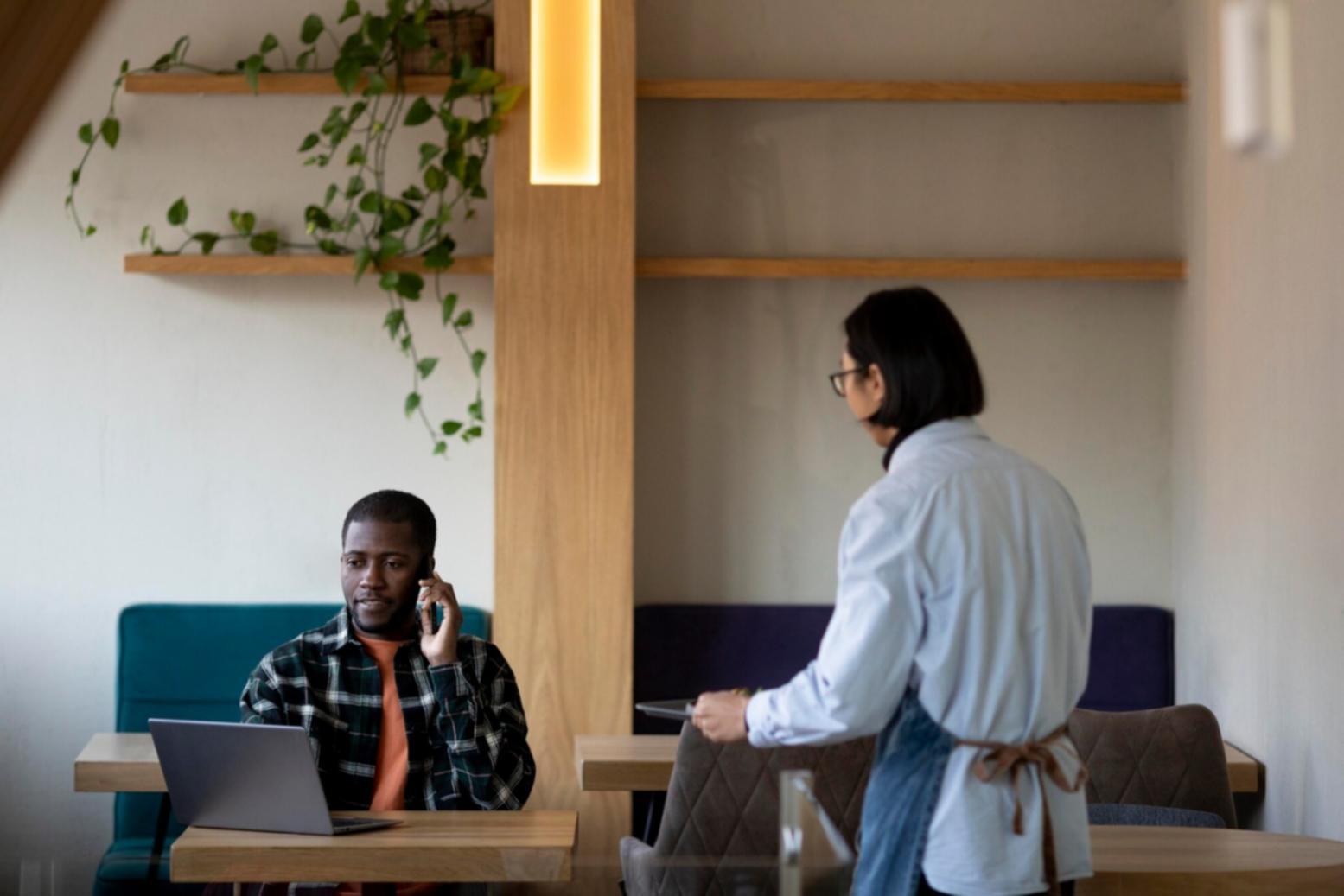 Reunión de planificación estratégica con análisis financiero detallado y proyecciones de crecimiento empresarial