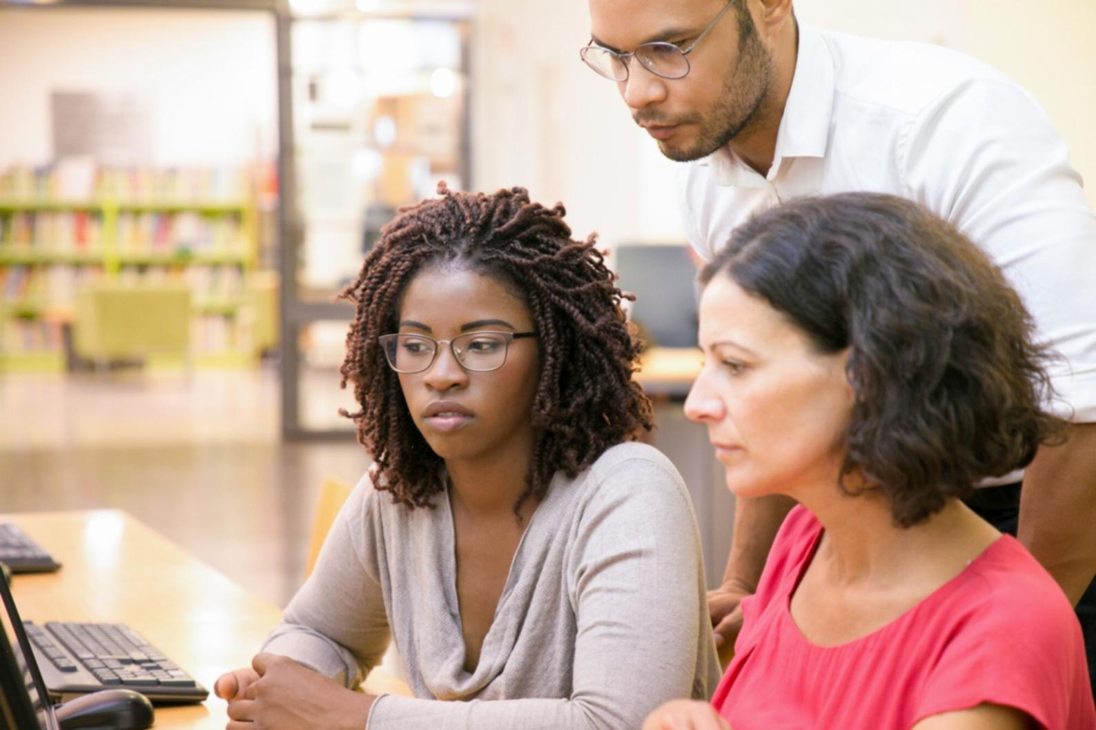 Equipo de marentovix trabajando en estrategias de negocio